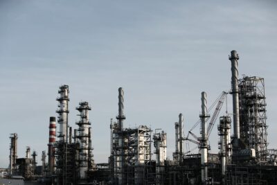 Odeurs d&rsquo;hydrocarbures autour de Martigues : comment la pluie a réveillé la pollution des sols industriels