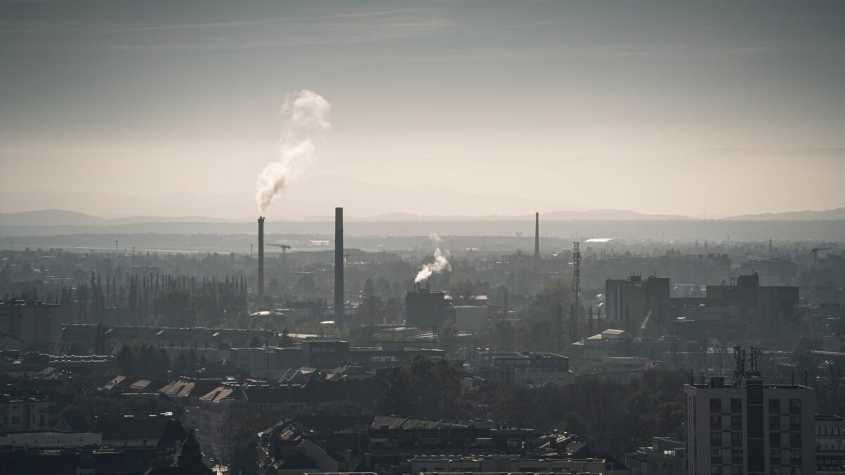 Qualité de l'air en 2025 : la pollution repart légèrement à la hausse, l'industrie toujours en ligne de mire